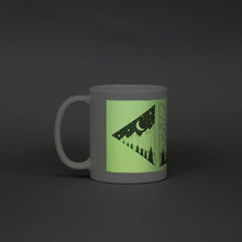Cargar imagen en el visor de la galería, Taza de color Negro con Recuadro Fotoluminiscente Sublimarts