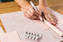 Cargar imagen en el visor de la galería, Almohadilla de corte Rosa Autoregenerable Cricut 12x12 pulg