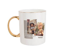 Cargar imagen en el visor de la galería, Taza blanca de porcelana con borde y asa dorado Sublimarts