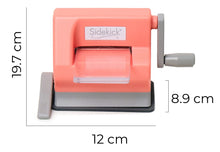 Cargar imagen en el visor de la galería, Medidas de la troqueladora Sizzix Sidekick: 19.7 x 12 x 8.9 cm
