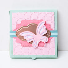 Cargar imagen en el visor de la galería, Tarjeta con mariposa hecha con el kit Sizzix Sidekick