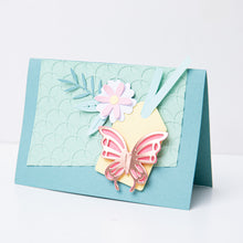 Cargar imagen en el visor de la galería, Tarjeta con flores y mariposa hecha con el kit Sizzix Sidekick