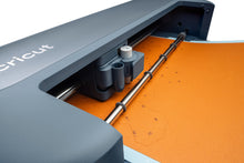 Cargar imagen en el visor de la galería, Cricut Maker 5 cortando