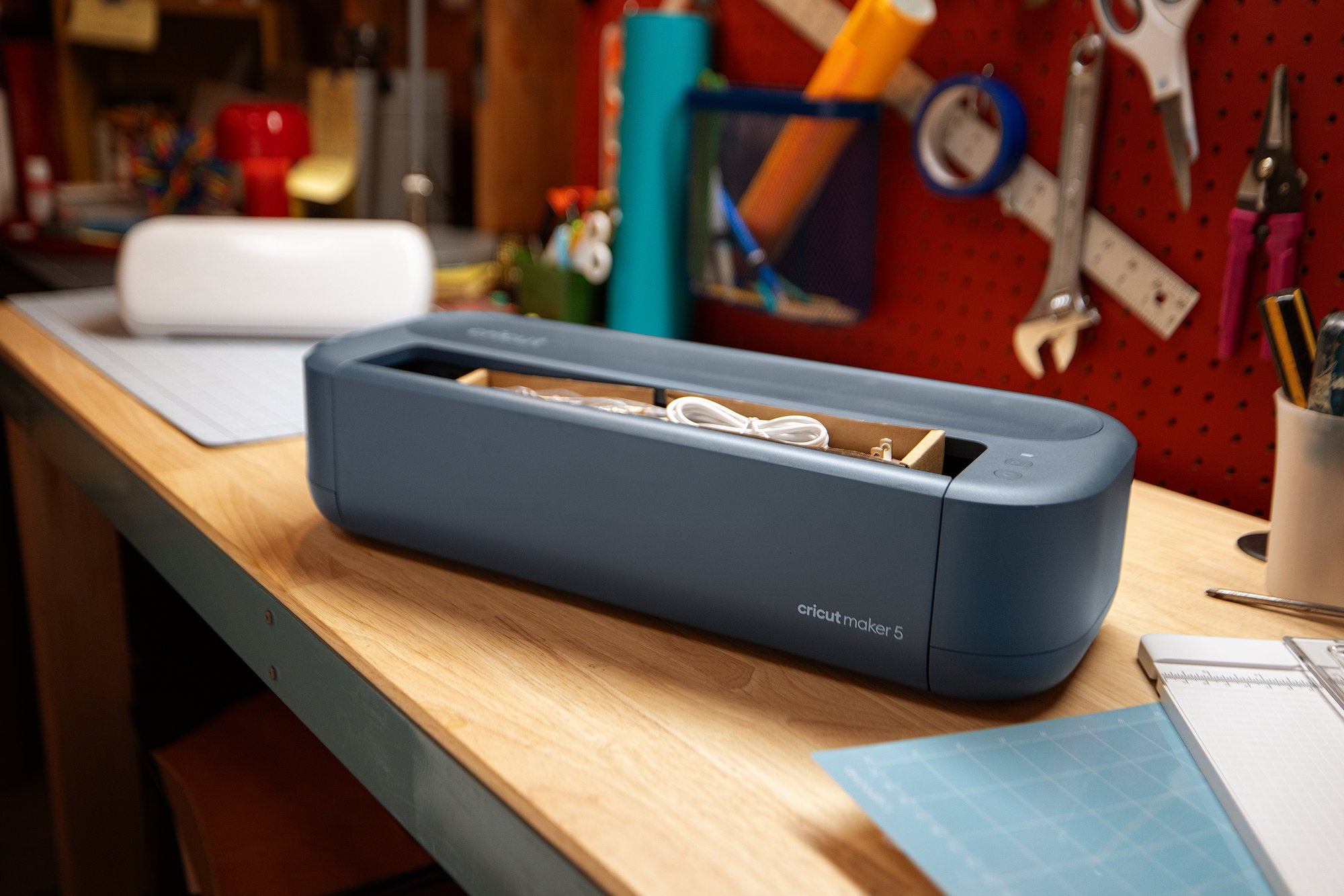 Cricut Maker 5 en la mesa de trabajo