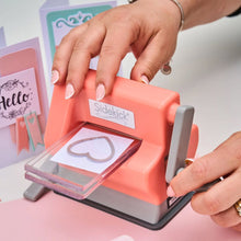 Cargar imagen en el visor de la galería, Usando la troqueladora Sizzix Sidekick