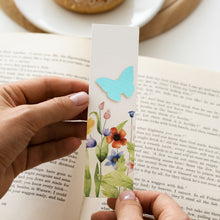 Cargar imagen en el visor de la galería, Perforadora papel y foamy mariposa 2" Quelli en uso