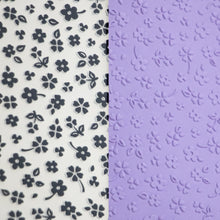 Cargar imagen en el visor de la galería, Carpeta de emboss flores Quelli en uso