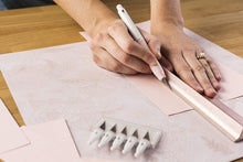 Cargar imagen en el visor de la galería, Tapete Auto-Regenerable Cricut Rosa 45.7 x 61 cm