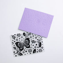 Cargar imagen en el visor de la galería, Carpeta de emboss mariposas Quelli en uso