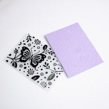 Cargar imagen en el visor de la galería, Carpeta de emboss mariposas Quelli en uso