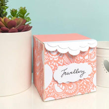 Cargar imagen en el visor de la galería, Troquel grueso XL para Caja de Regalo Eileen Hull Sizzix | 663645
