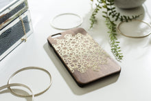 Cargar imagen en el visor de la galería, Vinil Cricut Textured Metallic Dorado 30.5 x 122 cm 2011834