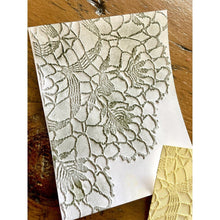 Cargar imagen en el visor de la galería, Troquel Emboss Folder Doily Tim Holtz Sizzix | 665735