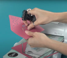 Cargar imagen en el visor de la galería, Cepillo para troquel Sizzix con herramienta magnética y esponja | 661672