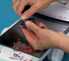 Cargar imagen en el visor de la galería, Cepillo para troquel Sizzix con herramienta magnética y esponja | 661672