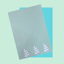 Cargar imagen en el visor de la galería, Perforadora papel y foamy planta 1.5" Quelli en uso