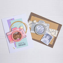 Cargar imagen en el visor de la galería, Troquel Delgado con Sticker Cámara Fotográfica Sizzix | 665657