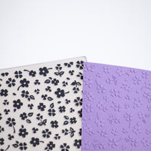 Cargar imagen en el visor de la galería, Carpeta de emboss flores Quelli en uso