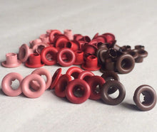 Cargar imagen en el visor de la galería, Ojales, Ojillos, Eyelets de 3/16&quot; x 1/3&quot; para manualidades We R Memory keepers 60 pzas