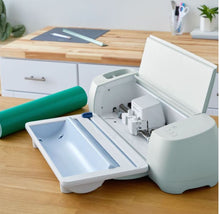 Cargar imagen en el visor de la galería, PORTA ROLLO ROLL HOLDER PARA MÁQUINAS DE CORTE CRICUT (Air 3 y Maker 3)